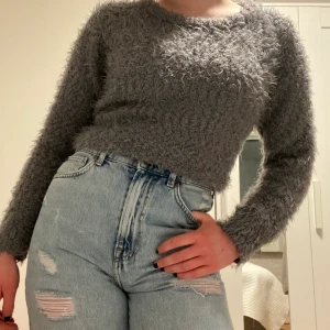 Fluffig grå tröja - Supermysig grå tröja som är perfekt nu till vintern! Para ihop med Jeans eller ett par mjukisbyxor 🤍