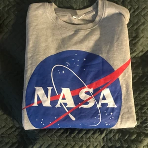 Nasa Hoodie, grå - En nasa hoodie köpt på Lindex! Super mjuk och skön, använd max 2 ggr, därför nästan helt ny! Inga defekter, så gott som ny! Säljs pga att jag inte använder den! Super mjuk och skön inuti👌💗