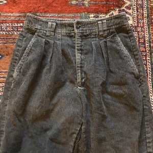 Svarta Manchester byxor  - Så fina och mycket älskade Manchester byxor!! Så cool detalj i midjan, använda men i bra sckik!