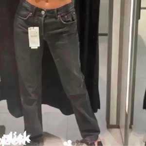 Gråa jeans - ❗️bilden är lånad❗️ Säljer mina as snygga gråa midrise jeans från weekday!<3 köpt i augusti och i bra skick. Hör av er för egna bilder!