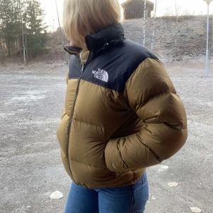 North face Jacka - Hej säljer en northface jacka jag köpt på Plick. Det är en röd fläck på den som förra ägaren inte visade. Sitter jätte fint annars. Storlek är xs men skulle verkligen säga att den sitter som en S/M. Köpte den för 1700 men ni får buda från 800. 