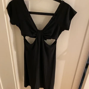 Svart klänning - Öppet under brösten, svårt att visa upp