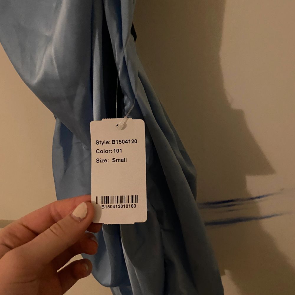 Säljer denna silkes klänningen i färgen baby blå som aldrig kommit till användning, prislappen är kvar som man ser på sista bilden. De två första bilderna är från hemsidan och visar hur klänningen sitter på eftersom jag inte fick några bra bilder själv ❤️. Klänningar.