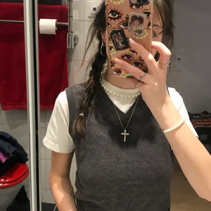 Stickad väst mörkgrå h&m - Mörkgrå stickad väst från h&m, storlek 134 men stretchig, jag på bilden har storlek XS🥰 Möts i slussen eller postas!