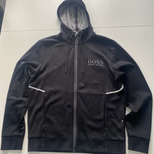 Hugo Boss Zip-tröja, storlek M  - Sparsamt använd och i fint skick. Regular Fit. 