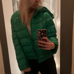 Grön jacka - Säljer nu min supersnygga gröna dunjacka💓 varm och skön!💓 toppen skick och nästan aldrig använd 