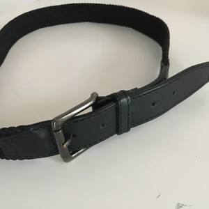 Filippa K bälte i stl s - Ny Filippa K bälte i läder och del är elastisk tyg.