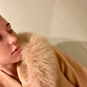 Hollies Lucinda Camel  - Säljer min superfina hollies ullkappa med päls i storlek 34. Enbart använd ett fåtal gånger och inköpt för 6000kr.