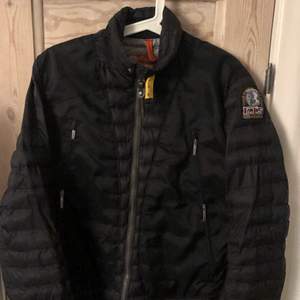 En jacka från märket Parajumpers. Köpt för ca 1 år sedan. Storlek: S. Liten skada som knappt märks (se sista bilden). Pris kan diskuteras. (Köpt från en vän)