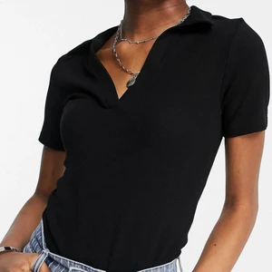 Svart tröja - Svart supermjuk tröja och lite stretchig. Använd en gång och köpt från Asos. Köpare står för frakt:)