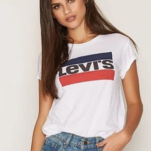 Levis T-shirt - bra/använt skick. Kan skicka fler bilder. Jaa 