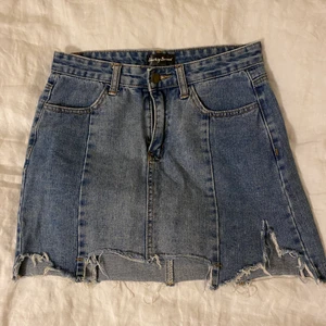Blå asymmetrisk jeanskjol - Riktiga fickor. Snygg och lite annorlunda jeanskjol