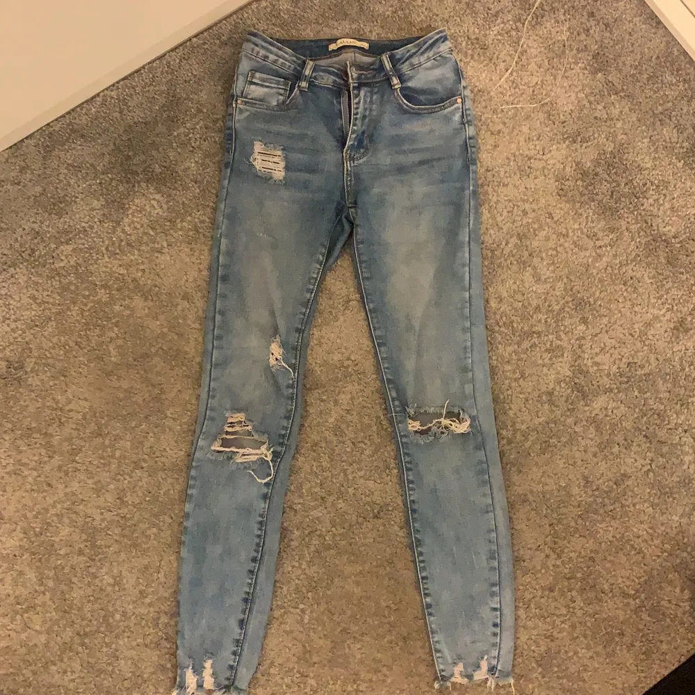 Jeans som är använda några gånger, är i bra skick och stretchiga ordinarie pris 300kr. Jeans & Byxor.