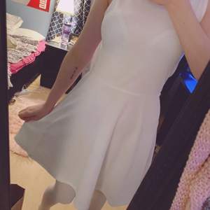 Söt vit klänning från H&M som jag aldrig fick användning för. Passar mig som är storlek S men skulle även passa M.