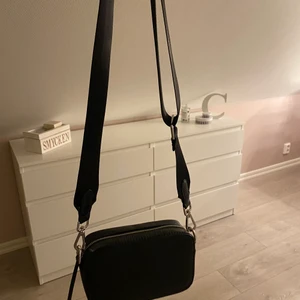 Axelremsväska  - Helt ny axelremsväska från Gina. 120kr+62kr frakt 