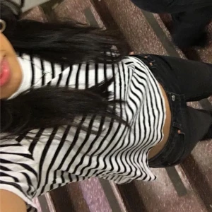 Zara tröja  - En t-shirt som inte kommer till användning ksk använd 4 gånger utan några difekter, skriv för fler bilder.