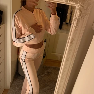 Juicy Couture dress - Rosa Juicy Couture dress med vita linjer. Använd 1 gång. Juicy märke på ryggen.