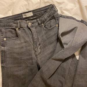 Jättefina Gråa jeans med slits. Från Zara. Storlek 36 men passar 34 och 38 också då de är stretchiga! Frakt: 66kr🤍 Köp direkt för 300kr + frakt!