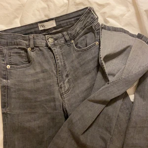 Zara jeans - Jättefina Gråa jeans med slits. Från Zara. Storlek 36 men passar 34 och 38 också då de är stretchiga! Frakt: 66kr🤍 Köp direkt för 300kr + frakt!