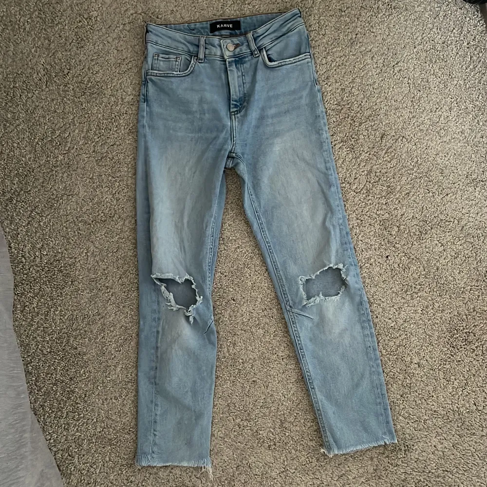 Blå jeans med hål köpte på wrangler❤️ Snålt använda ❤️ Storlek S & mid rise❤️. Jeans & Byxor.
