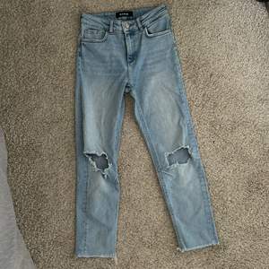 Blå jeans med hål köpte på wrangler❤️ Snålt använda ❤️ Storlek S & mid rise❤️