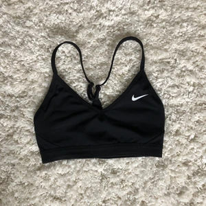 Nike sportbh - Asbra sport bh från nike som tyvärr är förliten. I stl s⭐️ ingen frakt