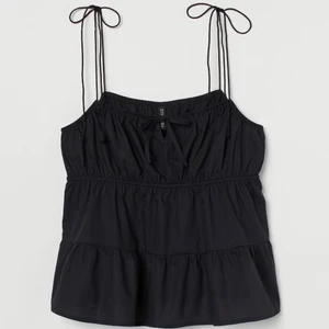 Linne med knytning - Intressekoll på detta skitsnygga linne från H&M i storlek S, med justerbara band man knyter. Jätte skönt o fint o passar till så mycket. Buda gärna i kommentarerna eller privat om någon är intresserad!