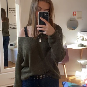stickad tröja - Grön stickad tröja köpt på Sellpy för drygt ett år sedan, i gott skick.(Är du intresserad? Ett snabbt köp uppskattas då jag efter ett tag donerar kläderna till secondhandbutiker)