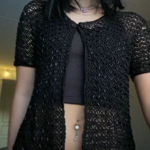 Kofta - Säljer min fina kofta. Kommer inte längre till användning. Man kan välja att antingen ha den öppen eller stängd. Står 42/44 på lappen men passar mer xs/s. 