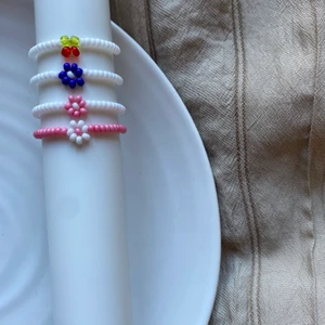 Pärlade ringar - Flower and cherry rings - 20kr st + frakt Fri frakt vid köp av tre eller vid köp tillsammans med ett annat smycke som tillexempel ett halsband💓 För att ringen ska passa: när ditt finger - Älskar Älskar dessa ringar för att de är så enkla men ändå så speciella vilket gör dem så snygga!💓 Super enkelt att matcha med andra ringar i både guld och silver!!