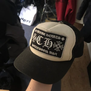 Chrome Hearts keps - Cond 8/10, funkar till det mesta. Riktigt eftertraktad! 
