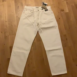 PULL&BEAR jeans  - Creme white baggy/wide legs jeans från PULL&BEAR, helt oanvända med tags kvar. Pm för fler bilder eller passform. Passar bra om du är cirka 185cm+