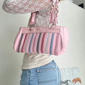 Rosa handväska med dragkedjedetaljer. Gott skick, rymlig och finns ett fack på insidan med dragkedja!! 👜👛 150kr + frakt 