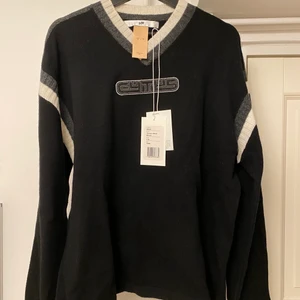 Eytys knit sweater tröja - Stickad tröja från Eytys, utsåld • Storlek small/medium • Aldrig använd! Helt nyskick från eytys.com • Originalpris 2400 säljer för 1800 eller högsta bud med snabb affär • Fraktar helst, köparen betalar fraktkostnad på ca. 100 kr