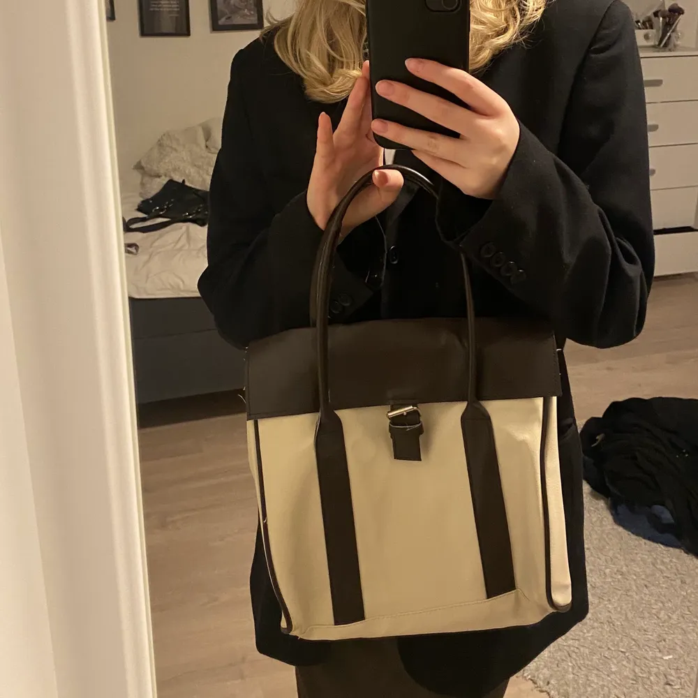 Vintage väska, typ Matilda Djerf inspirerad, som är både brun och beige 🤎 . Väskor.