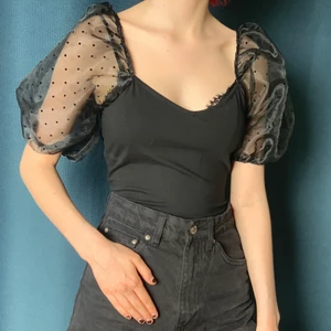 Söt Topp - Så himla fin svart topp med puffärmar som är perfekt till fest från Monki🖤 Endast använd en gång.