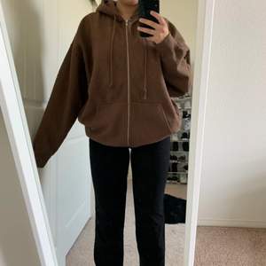 Söt Brandy Melville hoodie som bara är använd ett fåtal gånger, säljer för jag har typ en annan som är likadan ✨ OBS frakten ingår i priset (spårbar frakt!!)