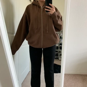 Brun Hoodie - Söt Brandy Melville hoodie som bara är använd ett fåtal gånger, säljer för jag har typ en annan som är likadan ✨ OBS frakten ingår i priset (spårbar frakt!!)