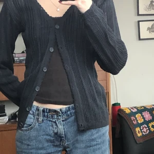 Kofta  - Mörkblå kofta med mönster. Köpt second hand men i väldigt bra skick, aldrig använd av mig❣️