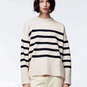 Populär randig Zaratröja  - Populär tröja från zara som är slutsåld. Använd fåtal gånger och är i väldigt bra skick! Väldigt skön och inte alls sticksig utan är i det lite ” Tyngre” materialet.