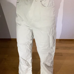 Levis Jeans - Supersnygga beige High loose jeans från Levis! Storlek 28/31. Säljer pga att dom blivit förstor. Ops ser bara skrynkliga ut! Nypris 1100 ish, säljer för 300. Nyskick