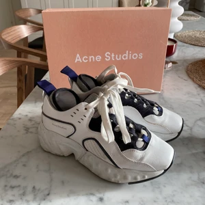 Acne Manhattan sneakers - Acne Manhattan sneakers. Strl 38 men stora i storleken så passar lika väl strl 39. Inköpta 2018 för ca 3500kr men sparsamt använda. I bra skick förutom att de är lite smutsiga och en liten repa längst fram på ena skon (se bild.) Box och dust bag medföljer.