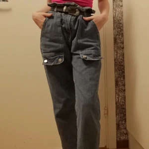 Mom jeans  - Dessa byxor har jag köpt på second hand och jag vet inte märket på dem. <3 De är i storlek XS/S. Stora fickor ifram och ibak. Det finns ett resorband i midjan och sitter därför tajt där. 