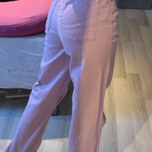 Rosa/lila jeans - Dom är från bikbok och köpta för 299kr, är lite för stora för mig. Jag är 158 cm.