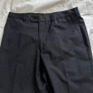 Kritstrecksrandiga kostymbyxor  - Snygga kostymbyxor vintage med kritstrecksrandigt mönster. Jag skulle säga att byxorna är i strl M 