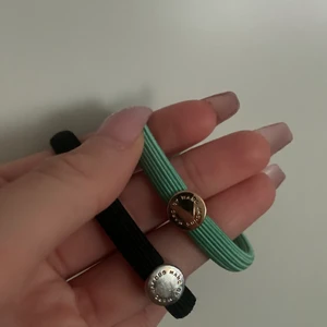 Marc Jacobs armband/snoddar - Jättefina armband som kan användas som hårsnoddar från Marc Jacobs, nästan helt oanvända. Pris kan diskuteras! Pris för båda:180kr, styck pris: 110