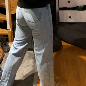 Jeans från monki - Säljer dessa jeans som köptes på Monki för ungefär ett år sen! Har inte använt de på ett tag men de har slitits där nere eftersom de är för långa för mig! Egentligen tycker jag inte att det spelar så stor roll och man kan ju alltid sy upp dom om man vill! De är bara slitna på baksidan, annars är de i bra skick. Kom privat för fler bilder! !