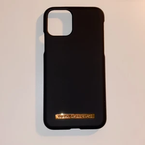 skal till iphone 11 PRO/XS/X - helt oanvänt skal från ideal of sweden i matt svart färg, jättefint! kartongen finns också!