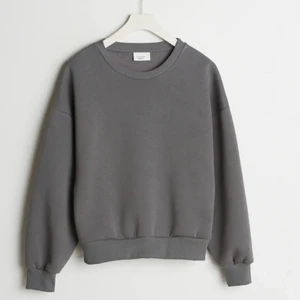 Gina sett  - Säljer denna sett som är använts några gånger men har tröttnat,tröjan är i storlek s och byxorna xxs men passar mig som är xs/s i mjukis byxor. Köpte settet för 500kr säljer för 300kr vid snabb affär kan priset diskuteras 