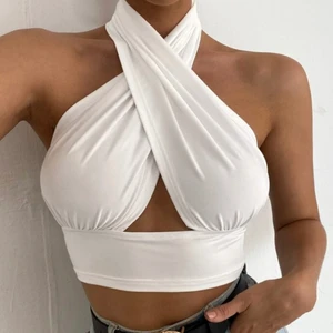 Vit halterneck topp - Oanvänd endast testad 1 gång. Passar en strl S. Köpare står för frakt! 